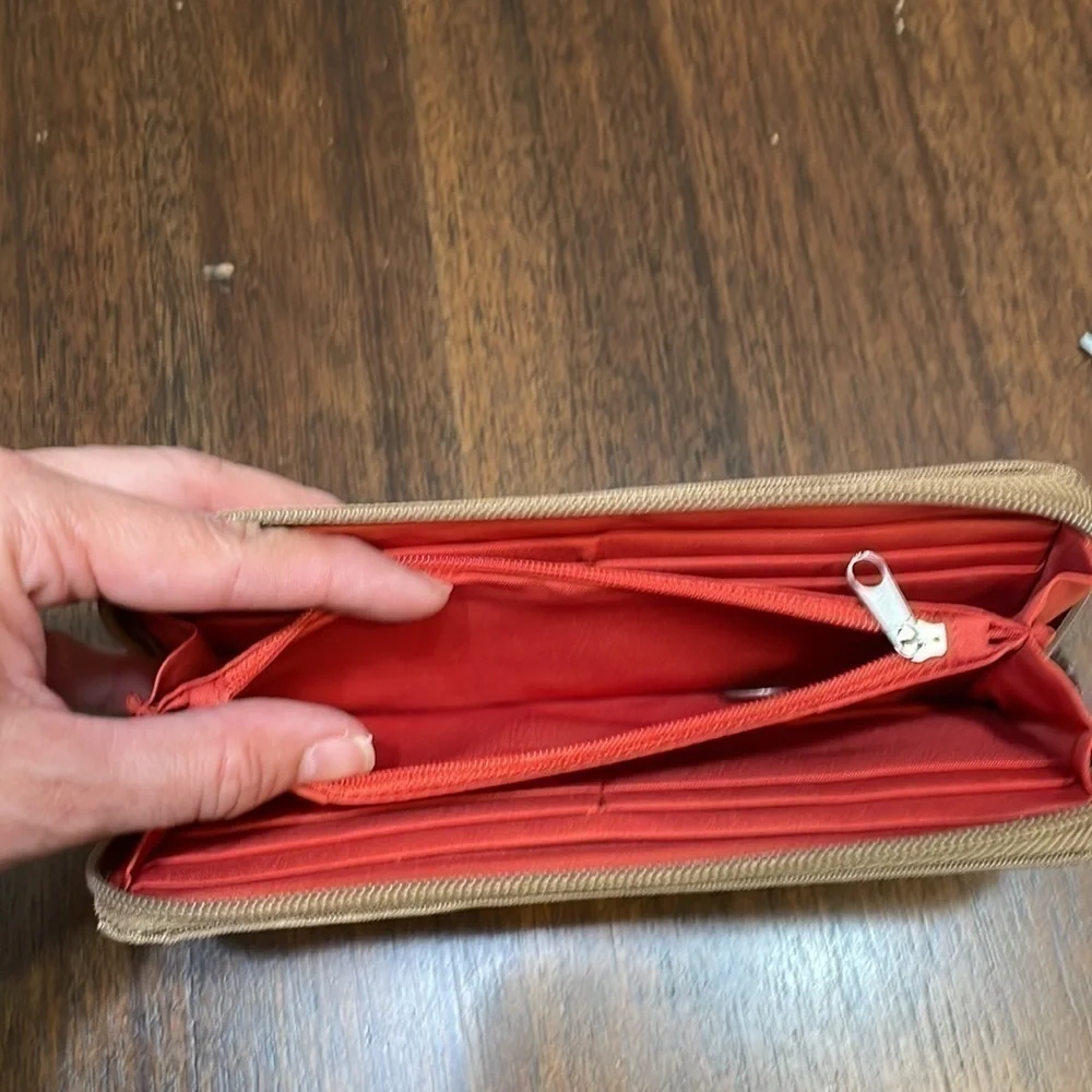 TRAVELON zipper closure wallet